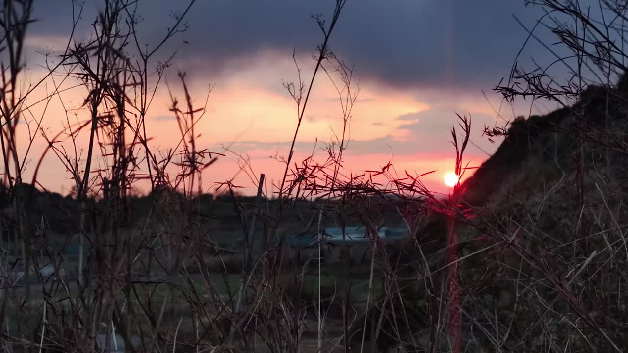 산 뒤에 해가 지는 초대형 풍경, 고라미나 잔디 뒷면, 아름다운 타임 스, 칼라브리아의 티레니안 바다 뒤에 선 루프, 멋진 아름다운 땅을 제공합니다.
