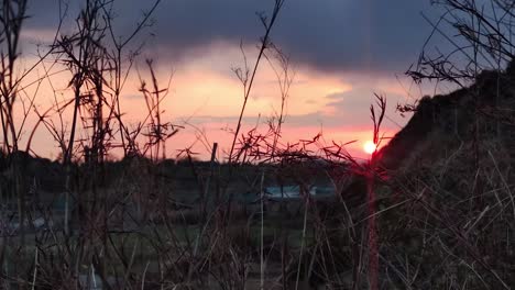 el atardecer detrás de las montañas. ultra amplio paisaje atardecer tras el fondo de hierba goramina. hermoso lapso de tiempo atardecer bucle detrás del mar tirreno en calabria. ofrece fabulosa tierra hermosa.