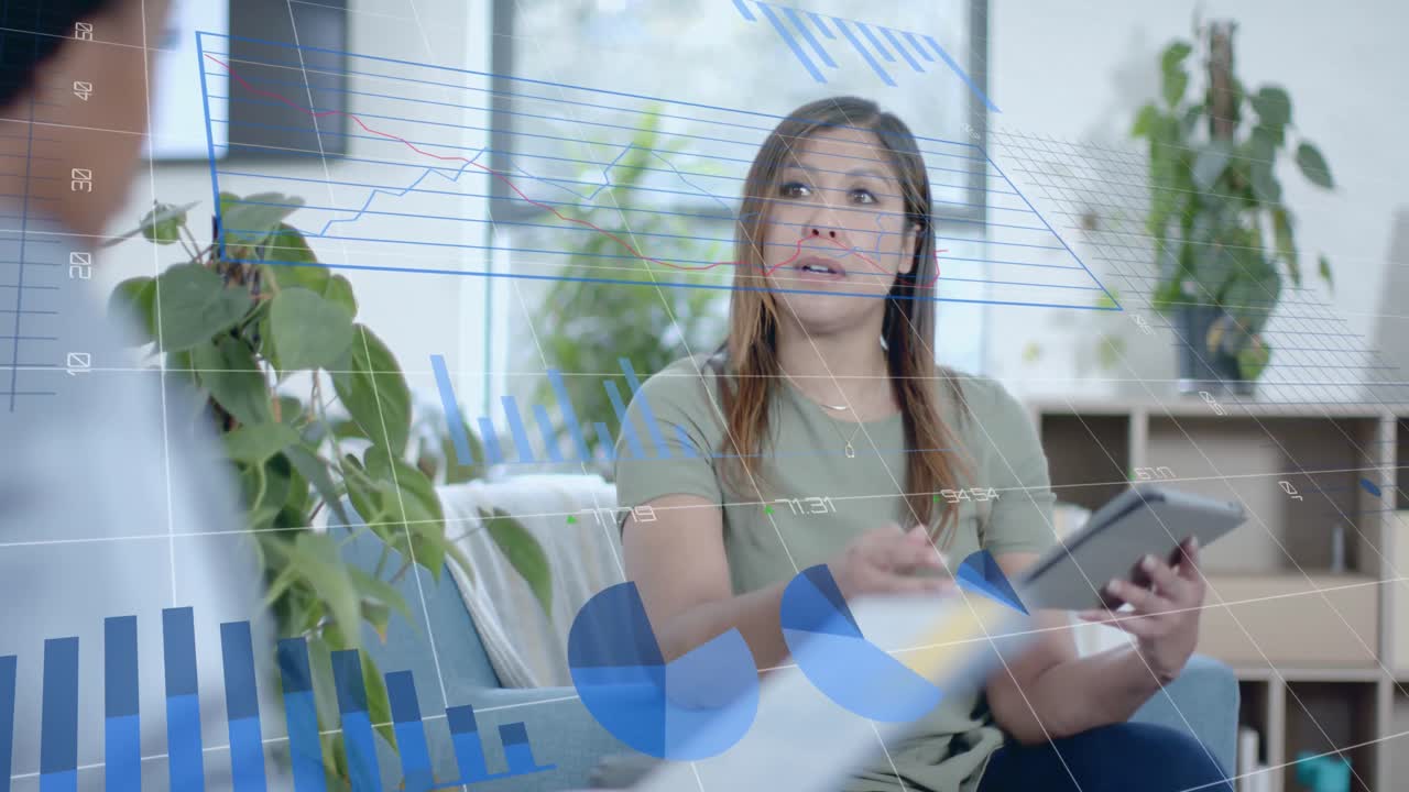 procesamiento de datos en la interfaz sobre una mujer de negocios casual biracial y un colega masculino hablando