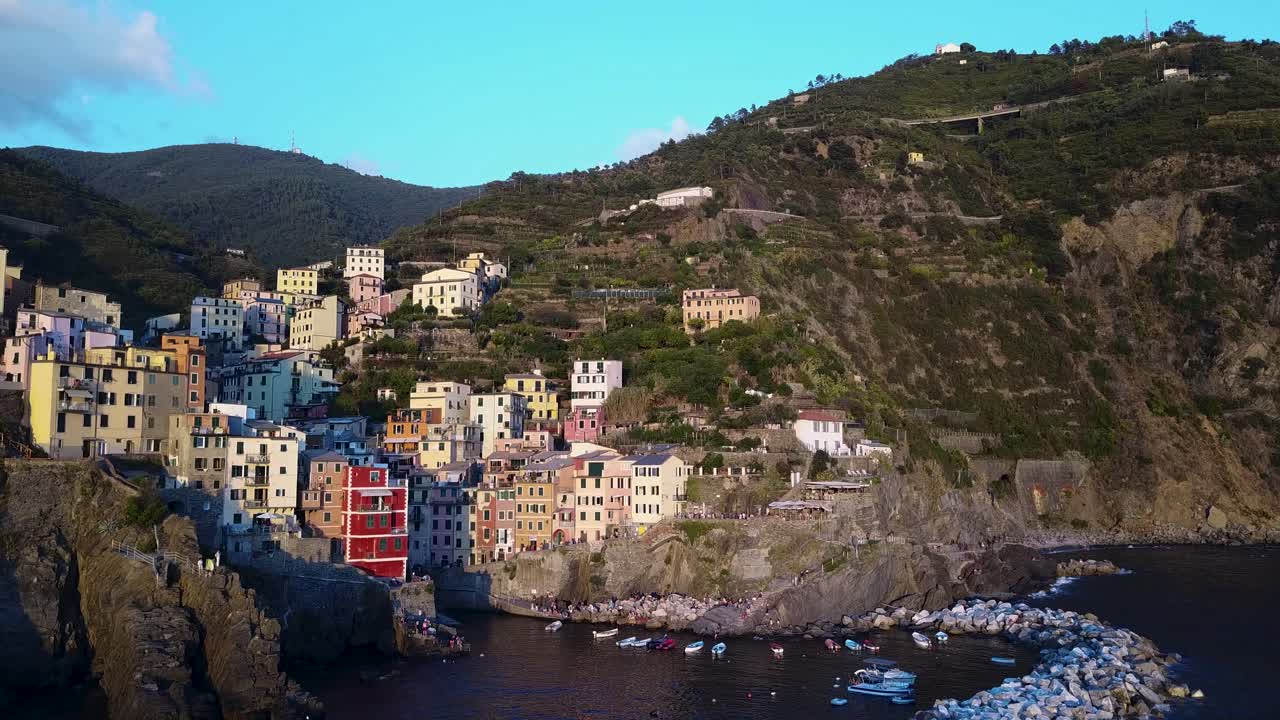 Pittoresca e colorata città di mare, Riomaggiore in Italia.