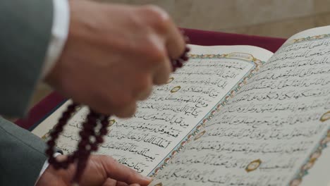 priester liest den koran während einer zeremonie, islamische religion und muslimischer konzepthintergrund