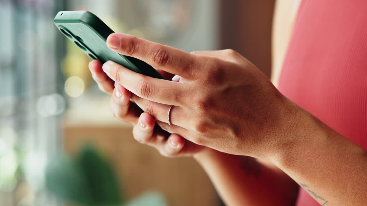 Primo piano di mani che scorrono e digitano su uno smartphone