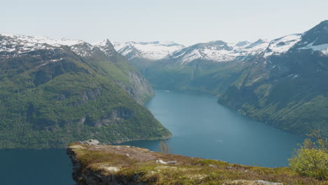 vista del paisaje del fiordo noruego en la cima de una montaña en verano