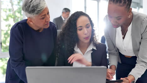 trabajo en equipo, mujer negra y tecnología