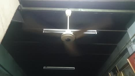 ventilador de techo contemporáneo en el estilo de vida sala de estar asiática