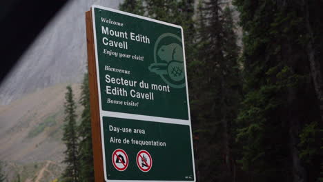 señal de tráfico del monte edith cavell, parque nacional jasper, alberta, canadá