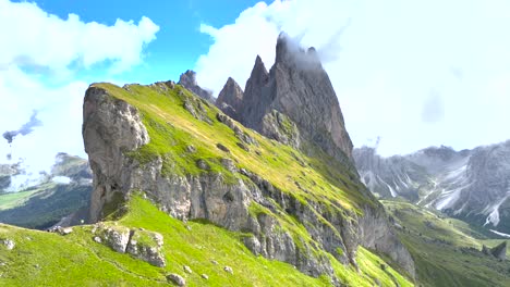vuelo de drones sobre la hierba verde que crece como prados alpinos en los picos empinados de los dolomitas