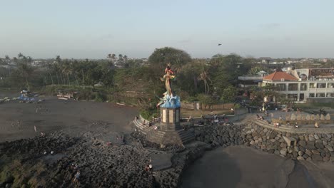 orbita aérea de la playa estatua de gajah mina y cometa en la playa de pererenan bali
