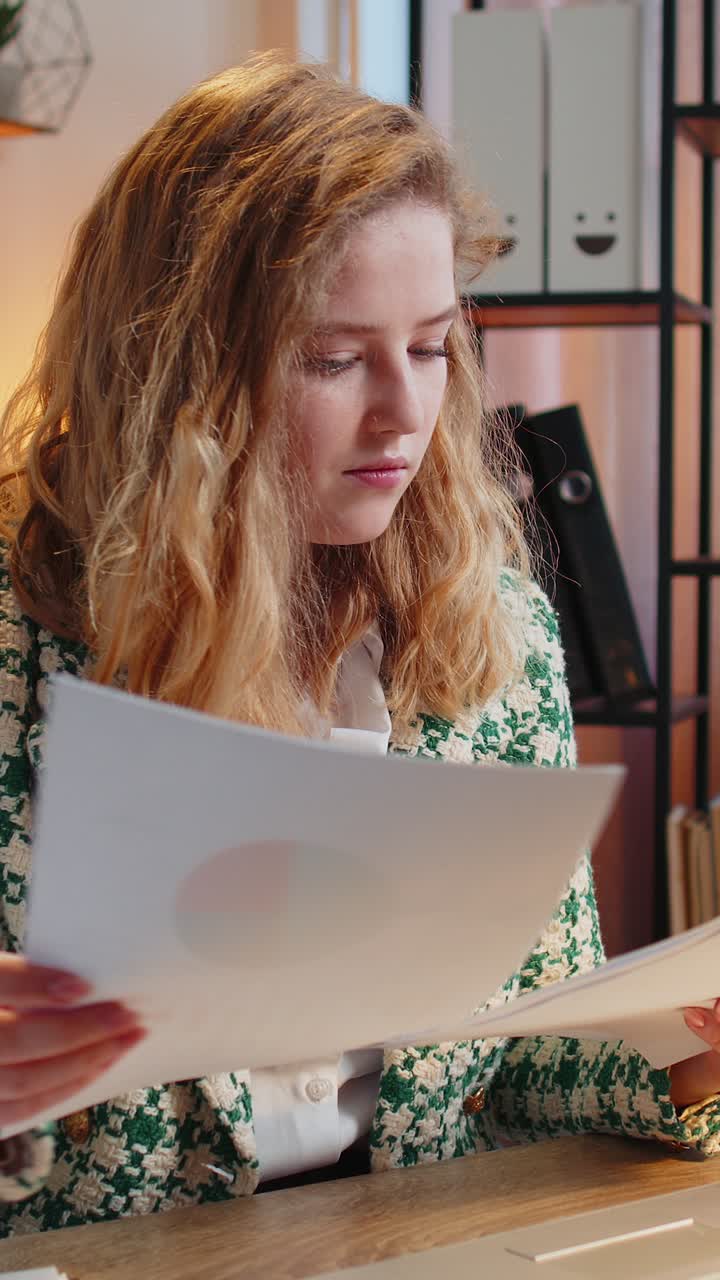 mujer de negocios recibiendo documentos del jefe trabajando con gráficos financieros calcular impuestos en la computadora portátil