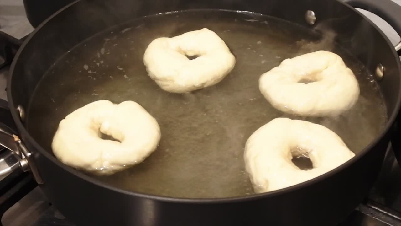 김판 안 에 기름 을 넣고 집 에서 만든 베이글  을 기