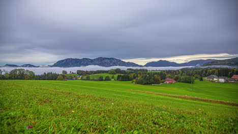 Zeitraffer-Von-Wolken-Und-Nebel,-Die-über-Die-Attersee-Stadtlandschaft-Fließen