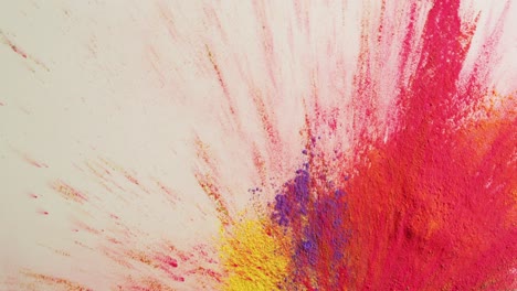 vídeo de polvos multicolores con espacio de copia sobre fondo blanco
