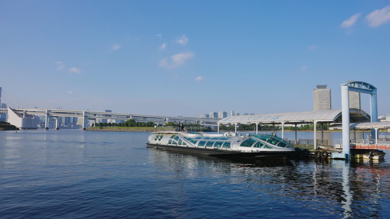 오다이바에 있는 도쿄 만, 일본의 아름다운 빛 날에 항구에 있는 물 택시 4k