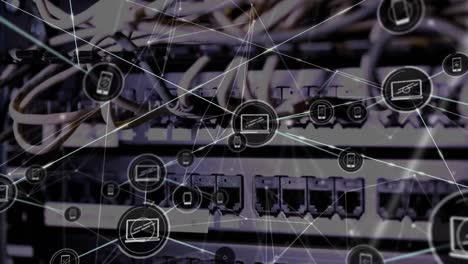 animación de iconos y puntos conectados con líneas a través de cables conectados al panel trasero de la máquina servidor.