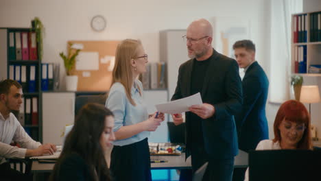 Wütender-Manager-Schimpft-Mit-Mitarbeiter-Im-Büro.