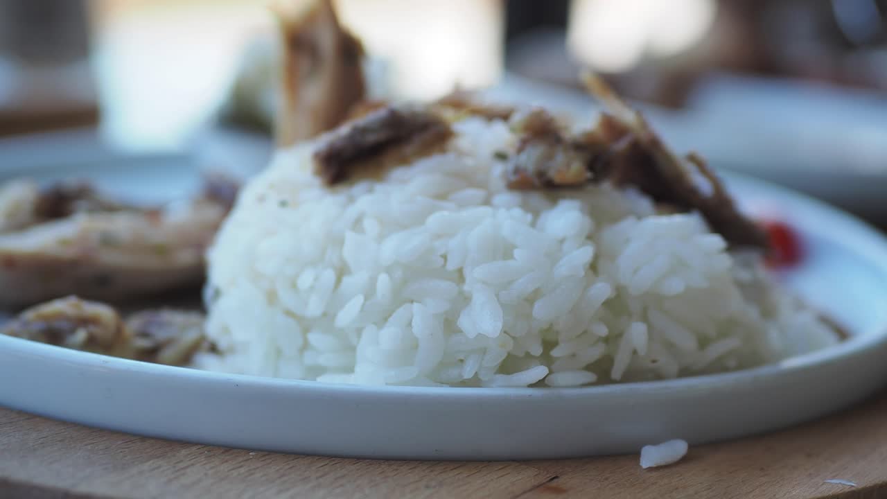 de arroz con plato de pollo