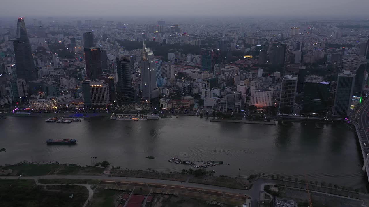 Ho Chi Minh Şehri, Vietnam ikonik silüeti ve Saygon Nehri kıyısı: Köprünün ve şehir silüetinin ana binalarının havadan çekimi.