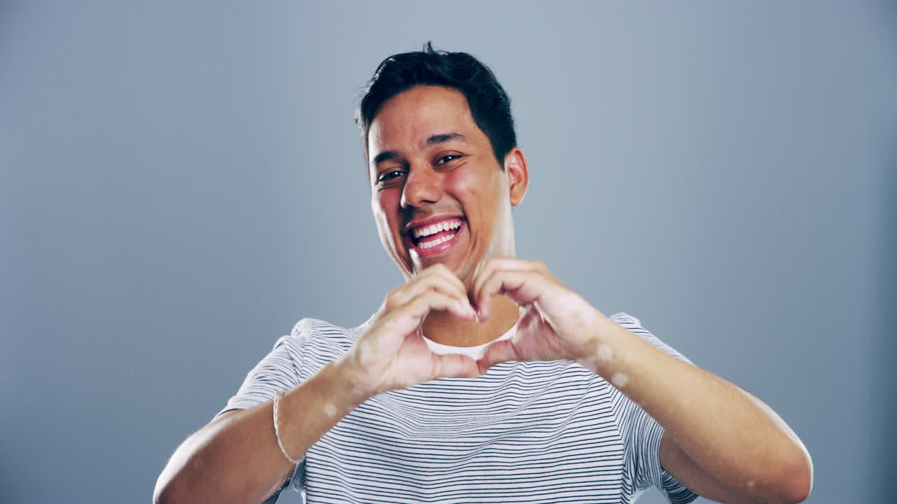 사랑은 항상 나에게 좋은 분위기를 가져다줍니다.