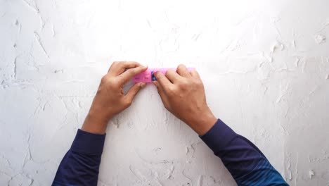 las manos del hombre tomando la medicina de una caja de pastillas