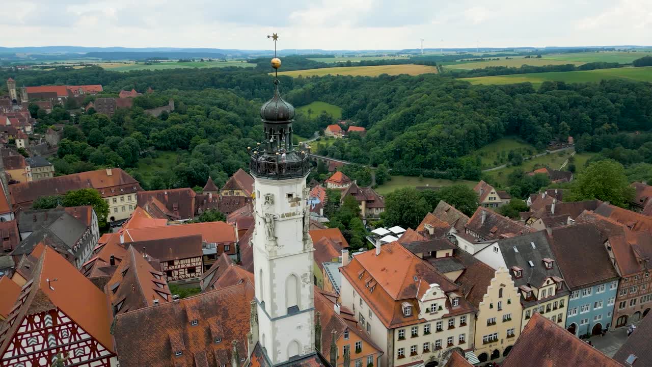 video de dron aéreo de 4k de la histórica torre del ayuntamiento en la plaza del mercado de la ciudad amurallada de rothenburg ob der tauber, alemania