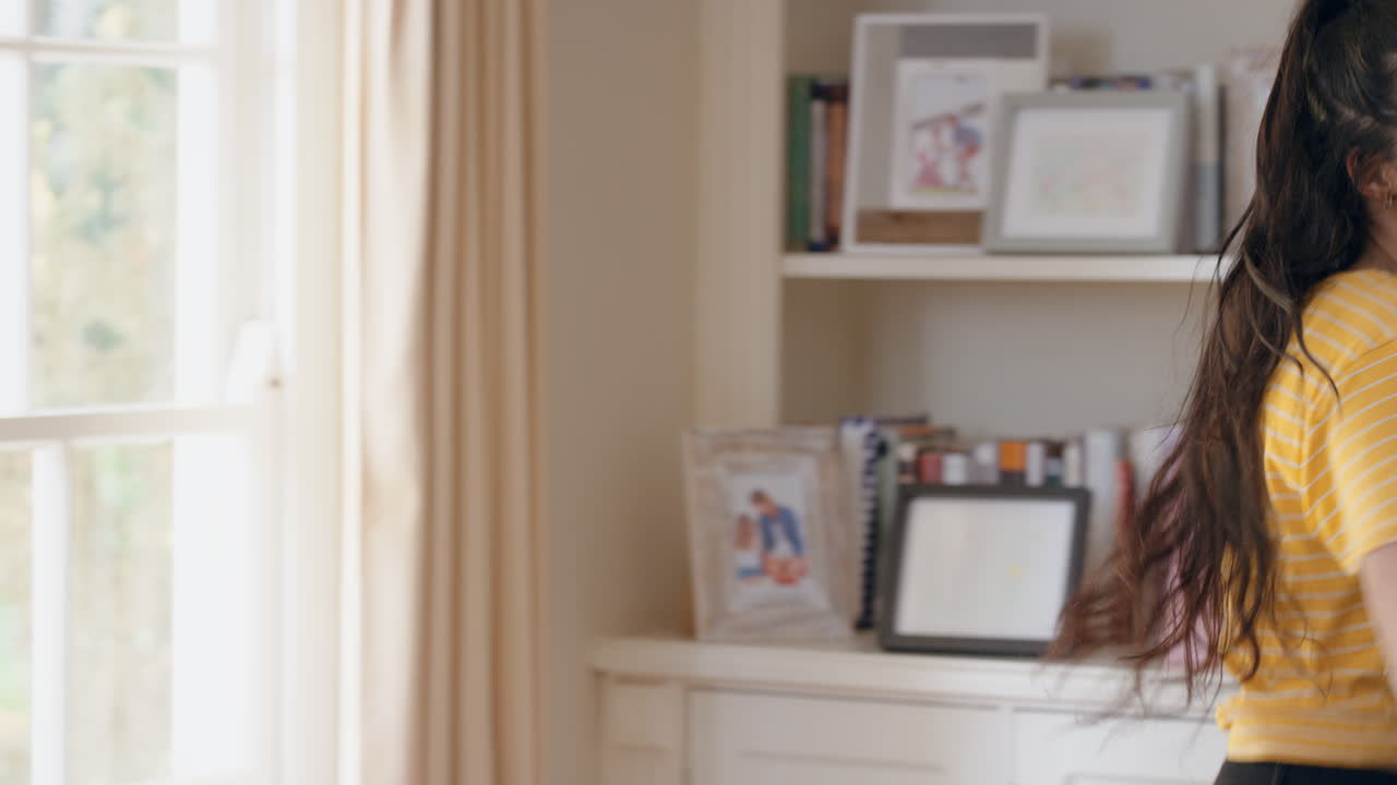 hermosa mujer despreocupada bailando en casa divirtiéndose chica adolescente celebrando con cool movimientos de baile disfrutando de la libertad el fin de semana 4k