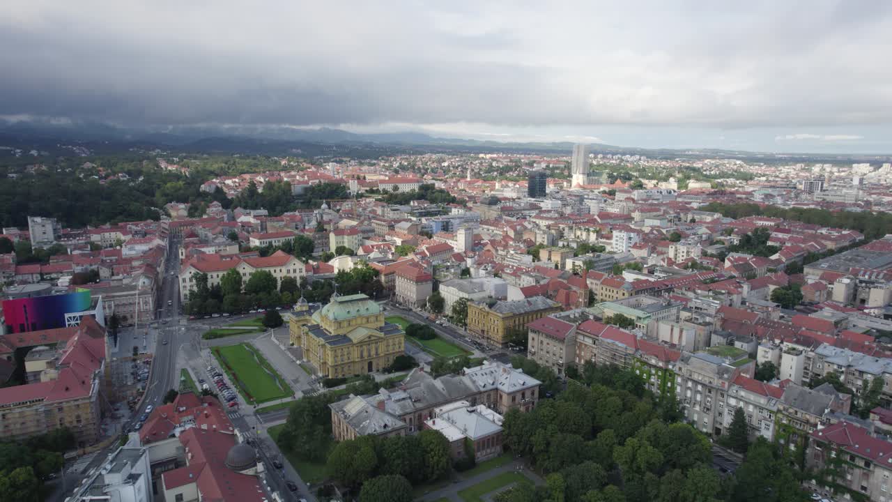 vista aérea panorámica cinematográfica con vistas a croacia zagreb paisaje colorido del centro de la ciudad