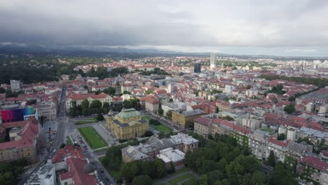 Filmische,-Panoramische-Luftaufnahme-Mit-Blick-Auf-Die-Farbenfrohe-Innenstadtlandschaft-Kroatiens,-Zagreb