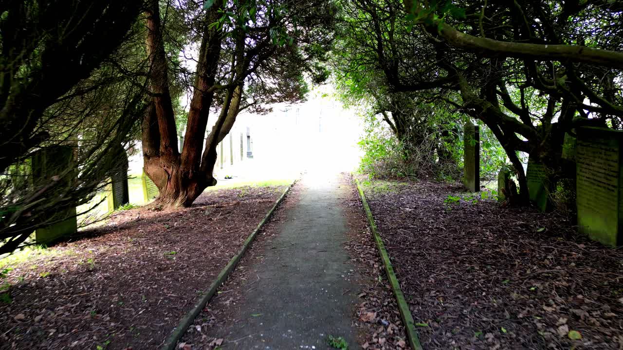 나무 아래에서 길을 따라 지속적으로 촬영하여 예배당을 드러내고 시골을 드러내기 위해 높이를 얻었습니다. lumbutts church todmorden north west yorkshire에서 촬영되었습니다.