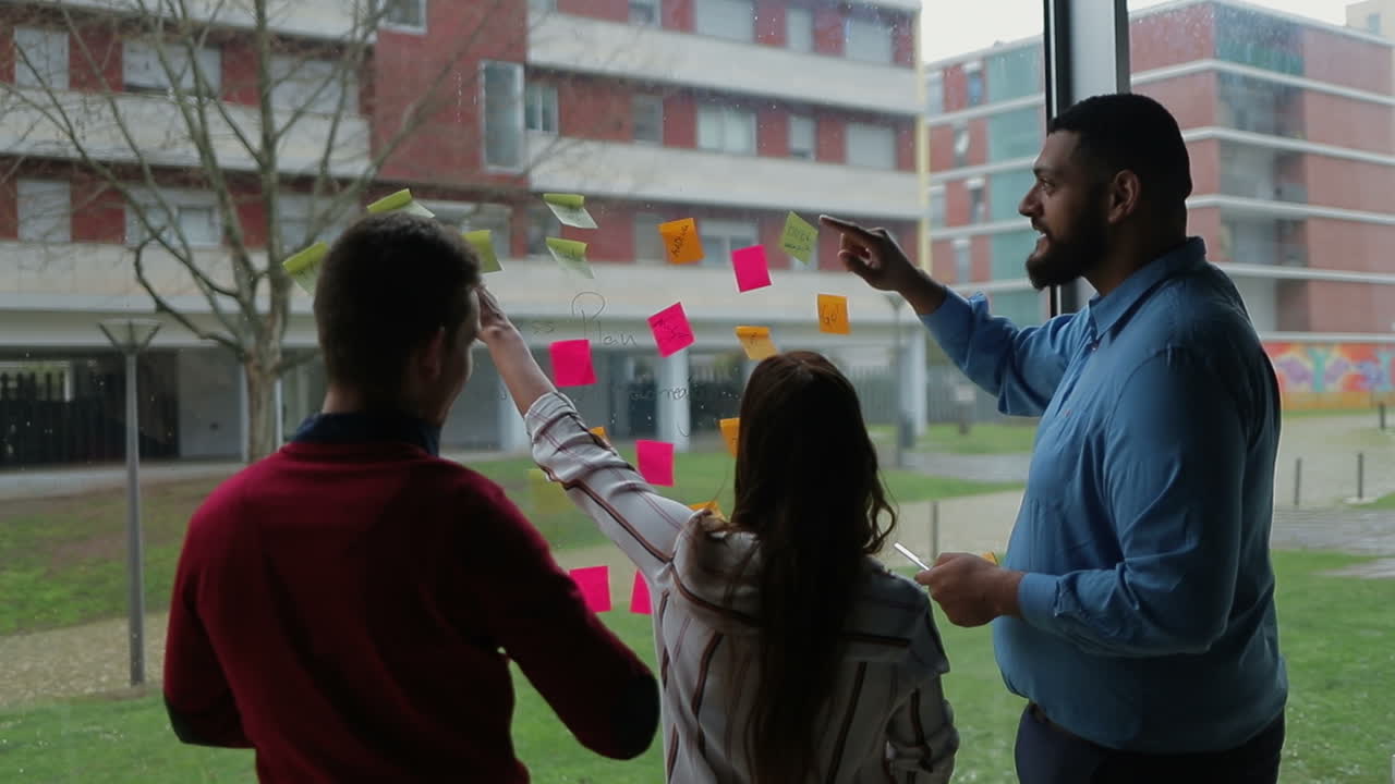 vista trasera de los gerentes creativos haciendo un nuevo plan de negocios.