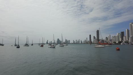 Panorámica-Alrededor-Del-Puerto-De-Cartagena,-Colombia-Con-El-Cielo-Nublado-Desvaneciéndose-Al-Cielo-Azul