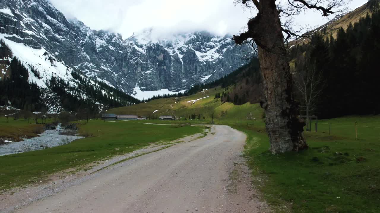 drone aéreo en el pintoresco valle montañoso de ahornboden y engtal a lo largo del río rissach con agua azul fresca en los alpes austriacos bávaros en un día nublado y soleado a lo largo de árboles, rocas, bosques y colinas