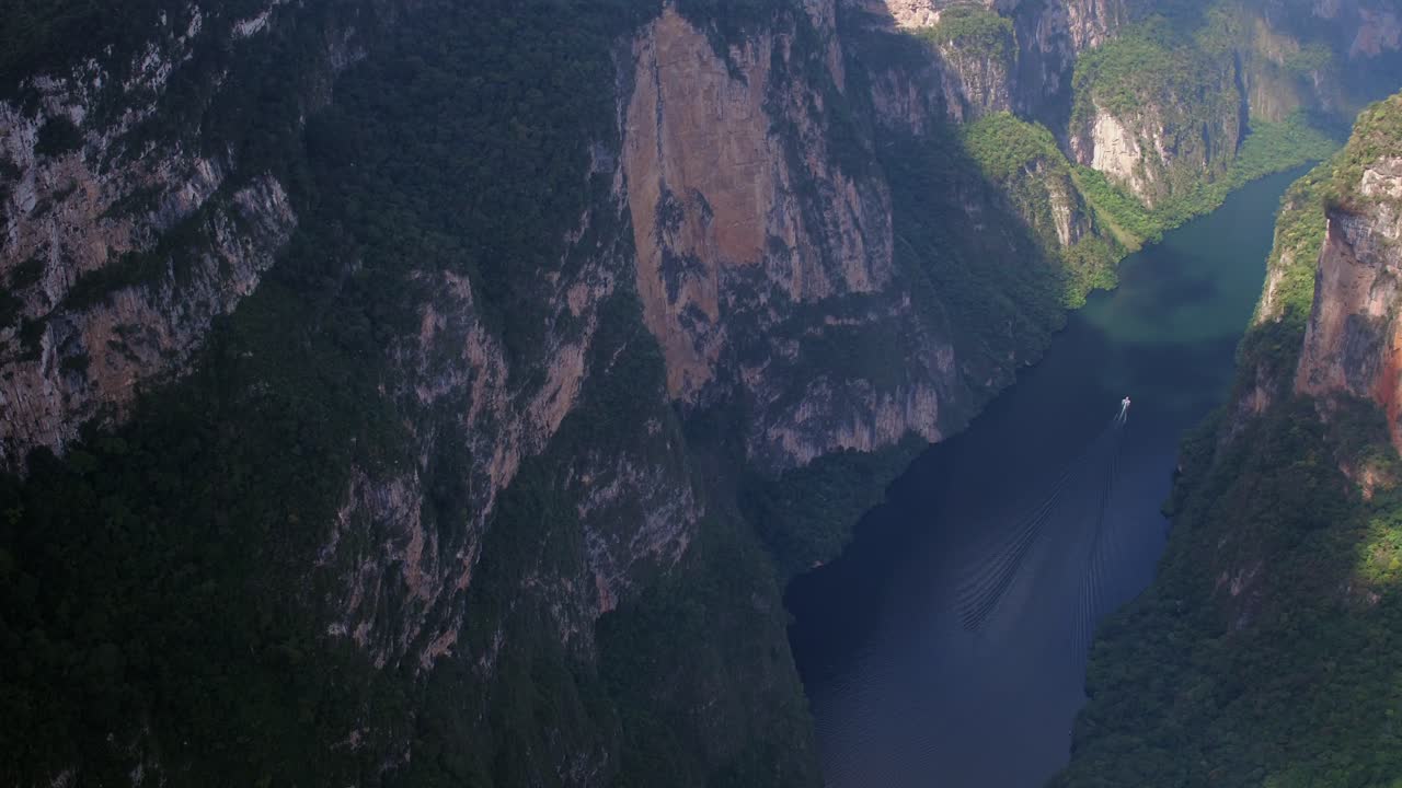 toma aerea del cañon del sumidero, chiapas mexico