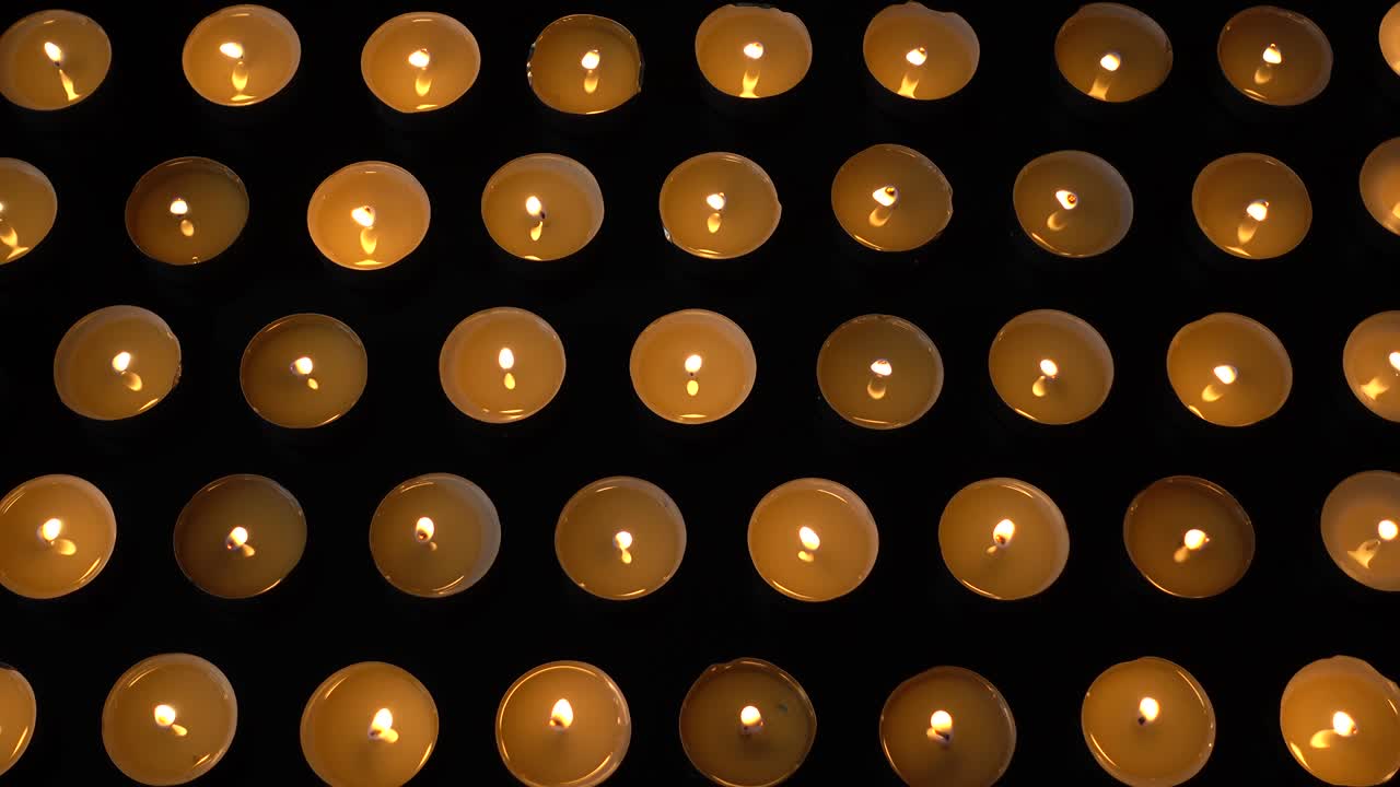 Candele su sfondo nero.