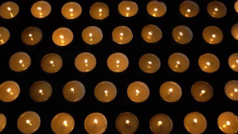 velas sobre un fondo negro.