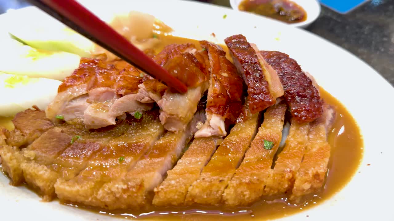 접시 에 구운 오리 를 제공 하는