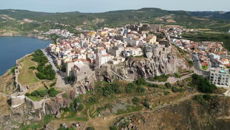 casco antiguo fortificado de castelsardo en cerdeña, italia - 4k drone aéreo dando vueltas