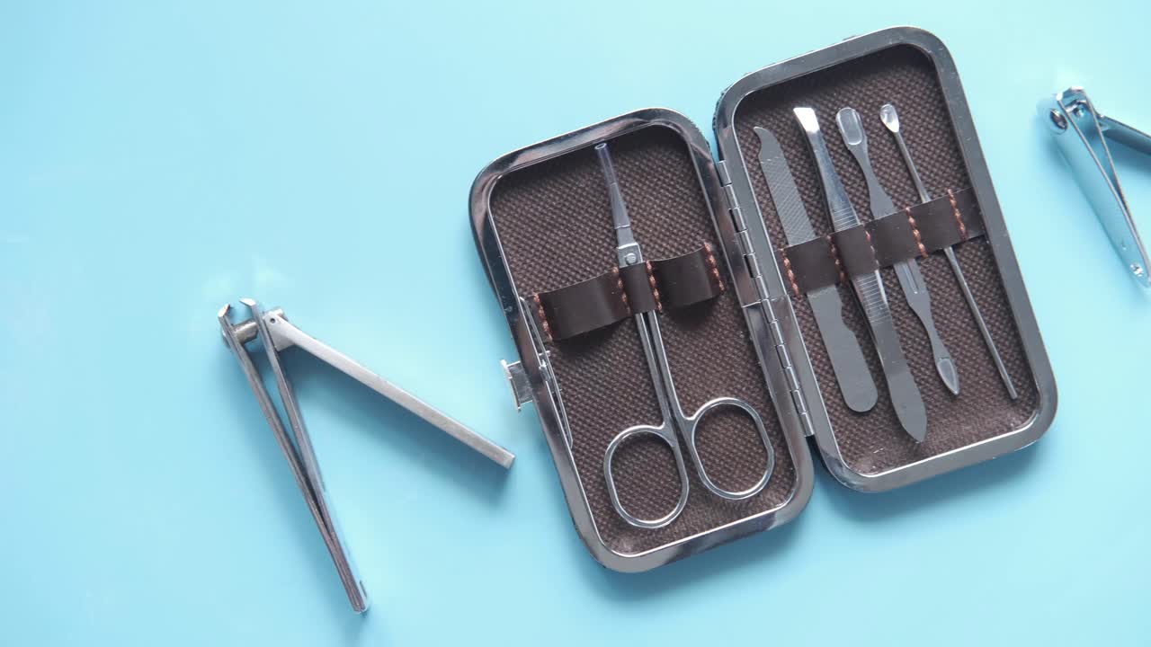 conjunto de manicura sobre un fondo azul claro