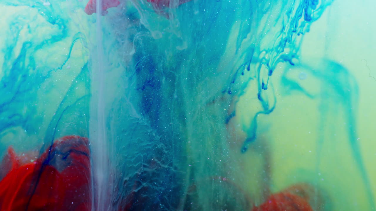 La tinta de colores se mezcla bajo el agua, creando arte abstracto con un flujo vibrante.