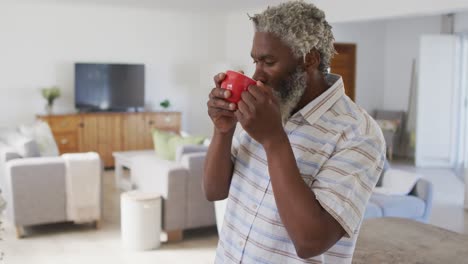 Älterer-Mann-Trinkt-Zu-Hause-Kaffee