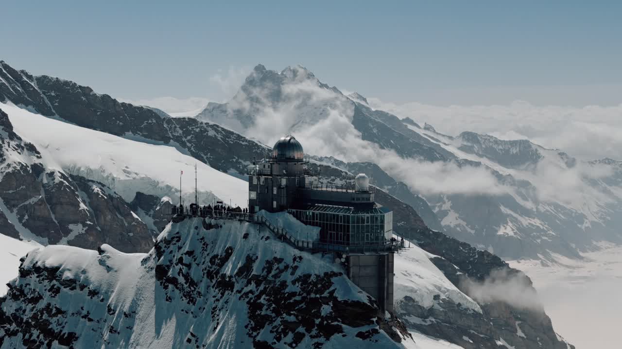 sobrevuelo de la estación de jungfraujoch con los alpes nevados
