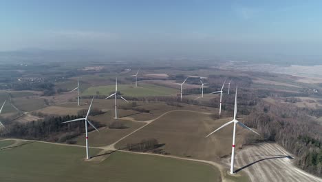 Windmühlen-Auf-Dem-Feld---Zeitlupenaufnahme-Aus-Der-Luft