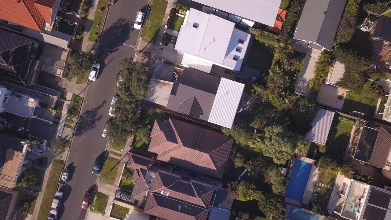hermosa antena profesional de arriba hacia abajo de propiedades residenciales en sydney, australia.