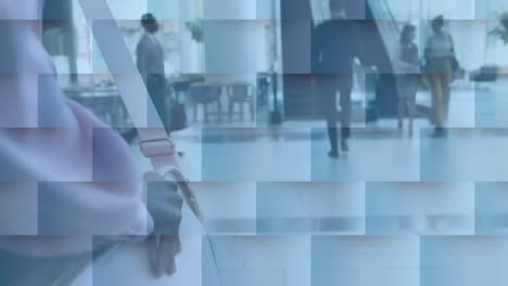 escáner redondo de neón contra la sección media de la mujer de negocios caminando hacia la escalera mecánica en la oficina