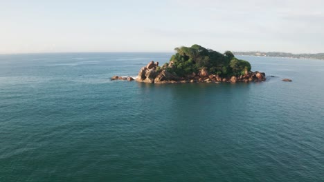 Vista-Aérea-De-La-Isla-De-Taprobane-En-La-Bahía-De-Weligama-Durante-Un-Caluroso-Día-Soleado-En-Sri-Lanka