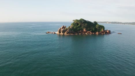 vista aérea de la isla de taprobane en la bahía de weligama durante un caluroso día soleado en sri lanka