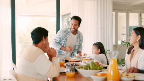 Kids,-parents-and-grandparents-at-thanksgiving