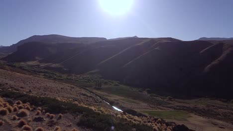 Luftaufnahme-Im-Gebirgstal-Neben-Dem-Fluss-In-Patagonien,-Argentinien