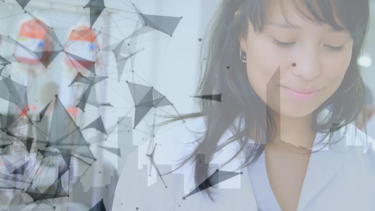 도시 풍경에 대항하는 실험실에서 디지털 태블릿을 사용하는 양종족 여성 과학자