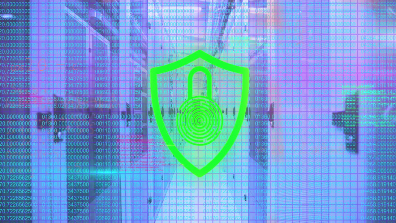 animación del icono del candado de seguridad, ecuaciones matemáticas y procesamiento de datos en la sala del servidor.