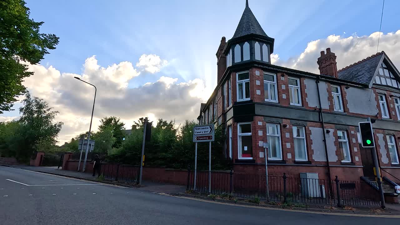 semáforos y edificios en wrexham, gales